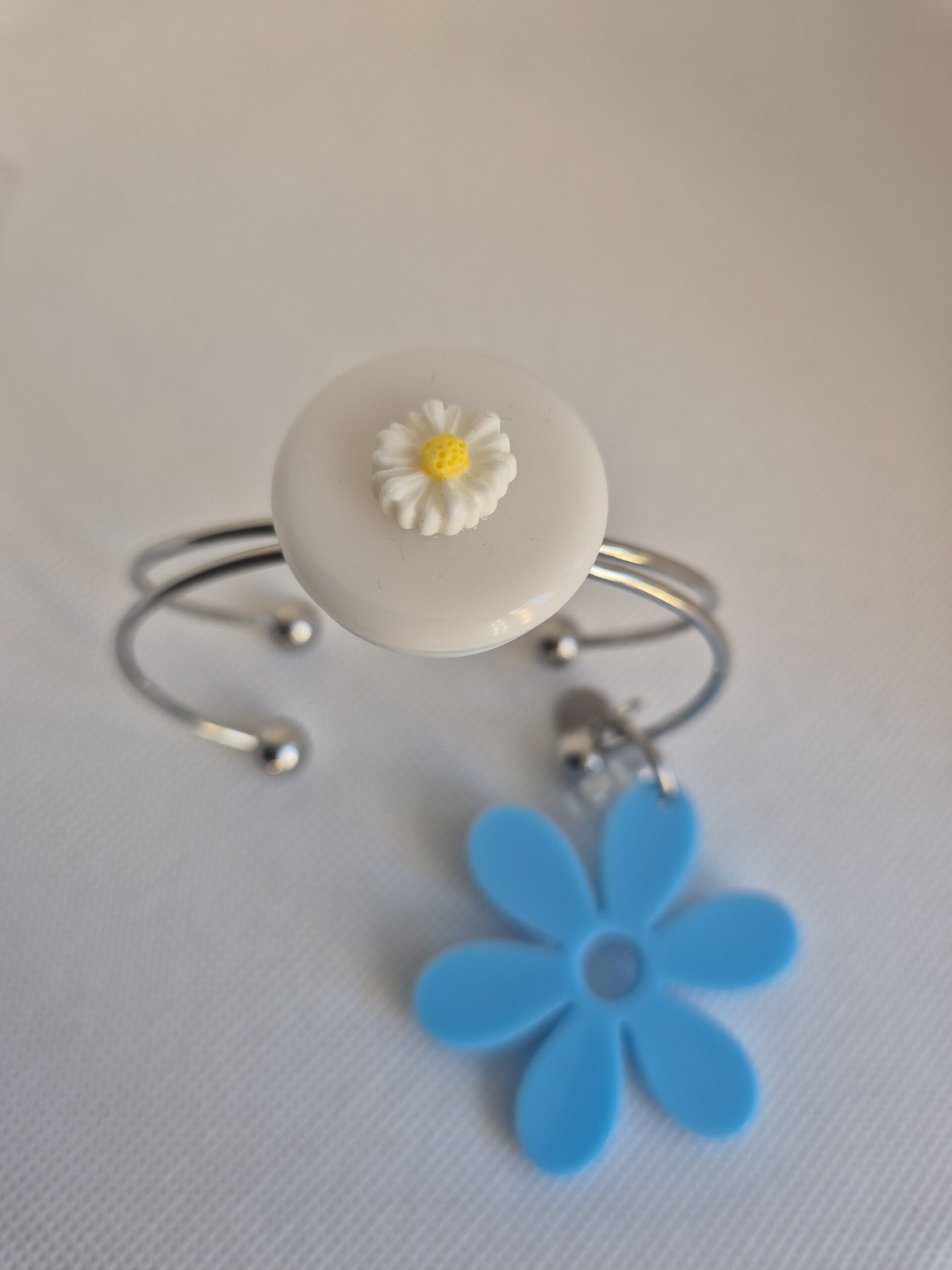 Bracelet Marguerite Breloques médaillon central blanc – Image 3