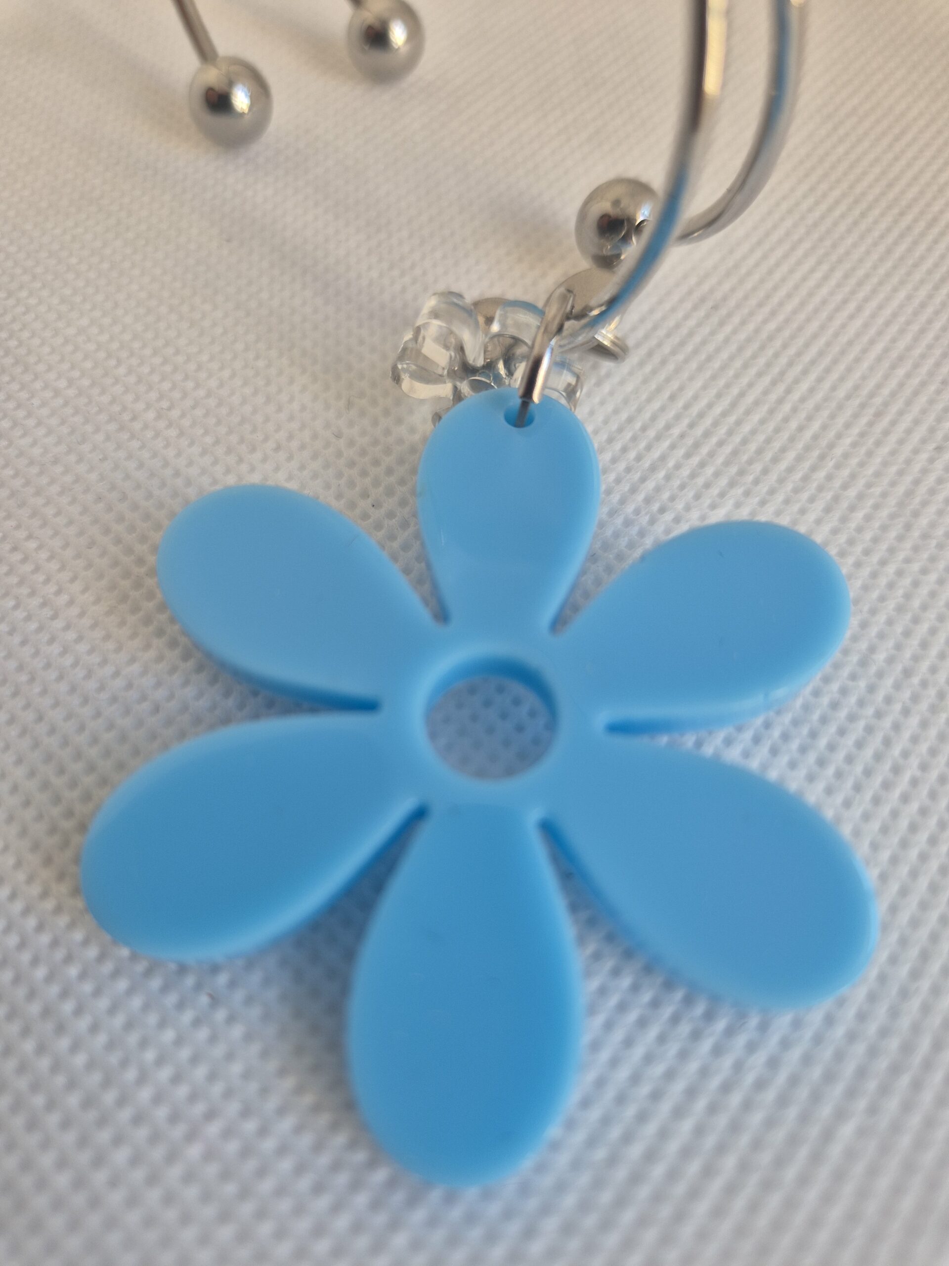 Bracelet Marguerite Breloques médaillon central blanc – Image 4