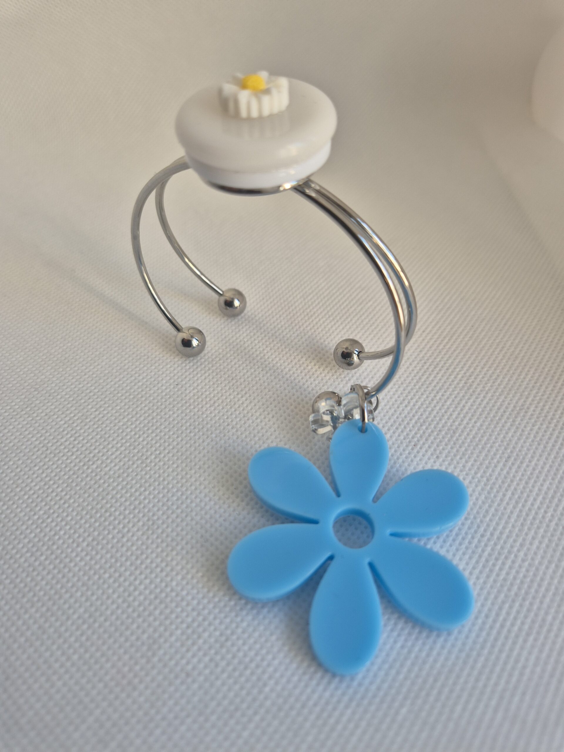 Bracelet Marguerite Breloques médaillon central blanc – Image 5