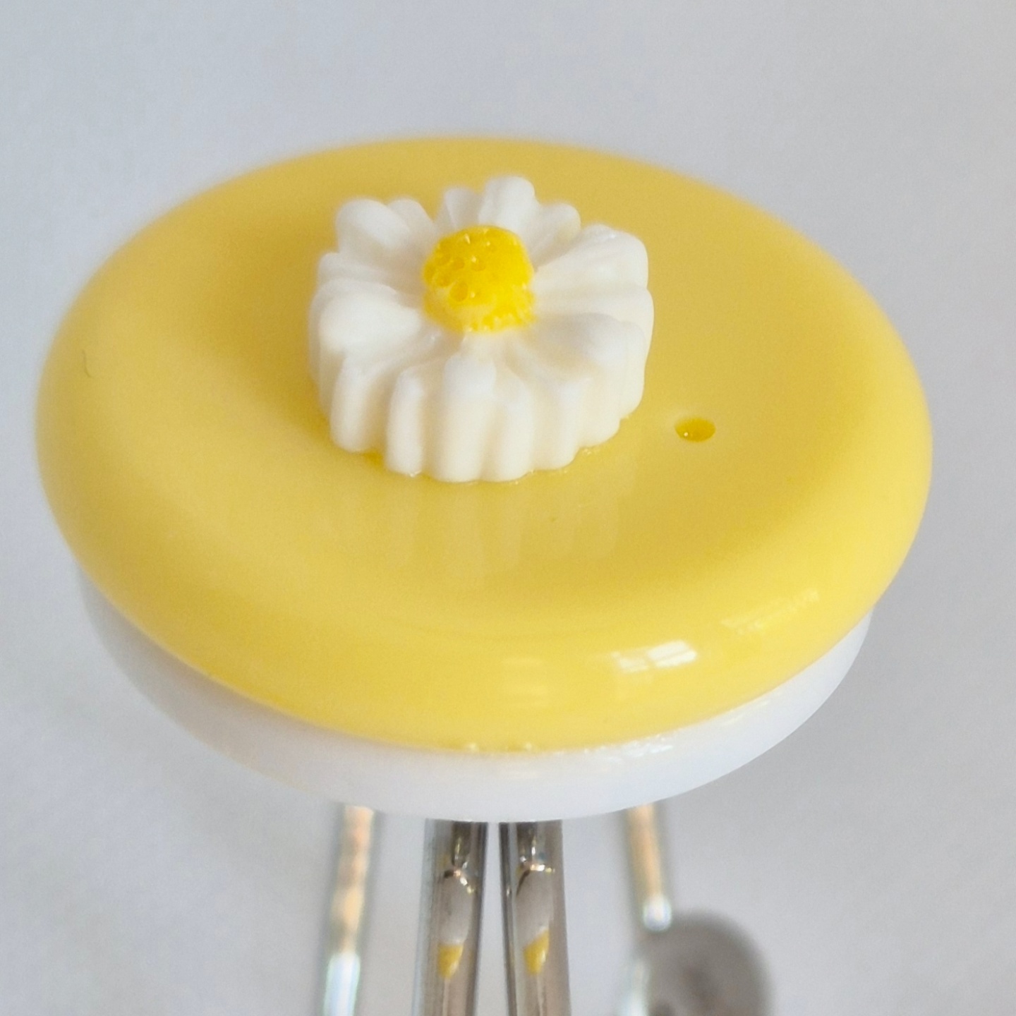 Bracelet Marguerite Breloques Médaillon Central Jaune – Image 2