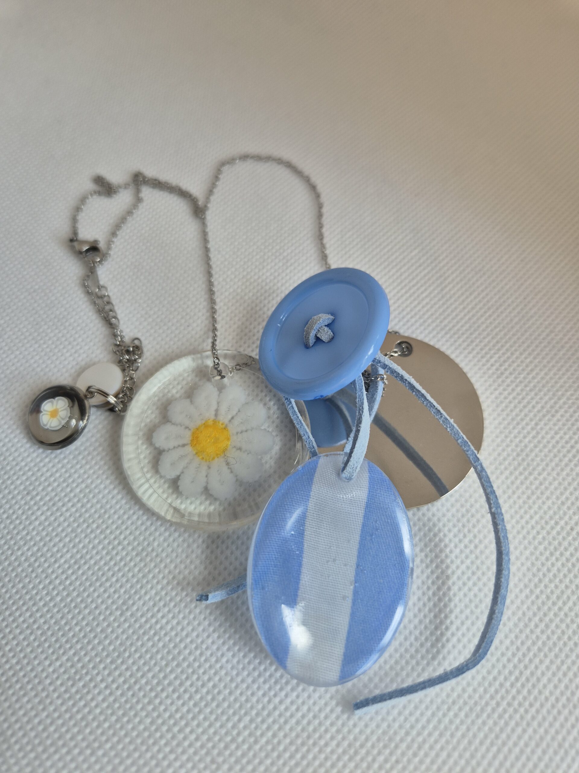 Collier Breloques bleu rayé – Image 2