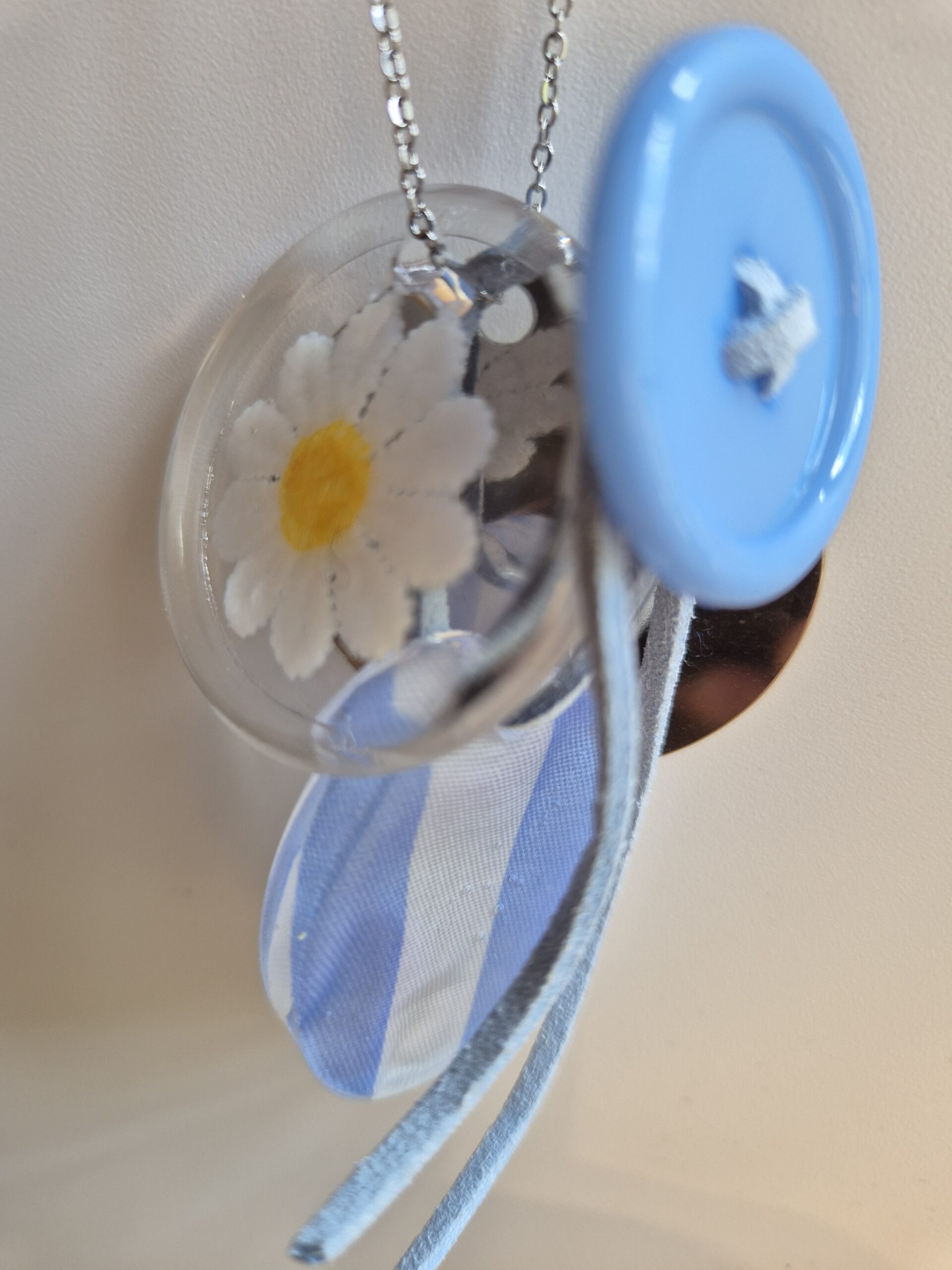 Collier Breloques bleu rayé – Image 3