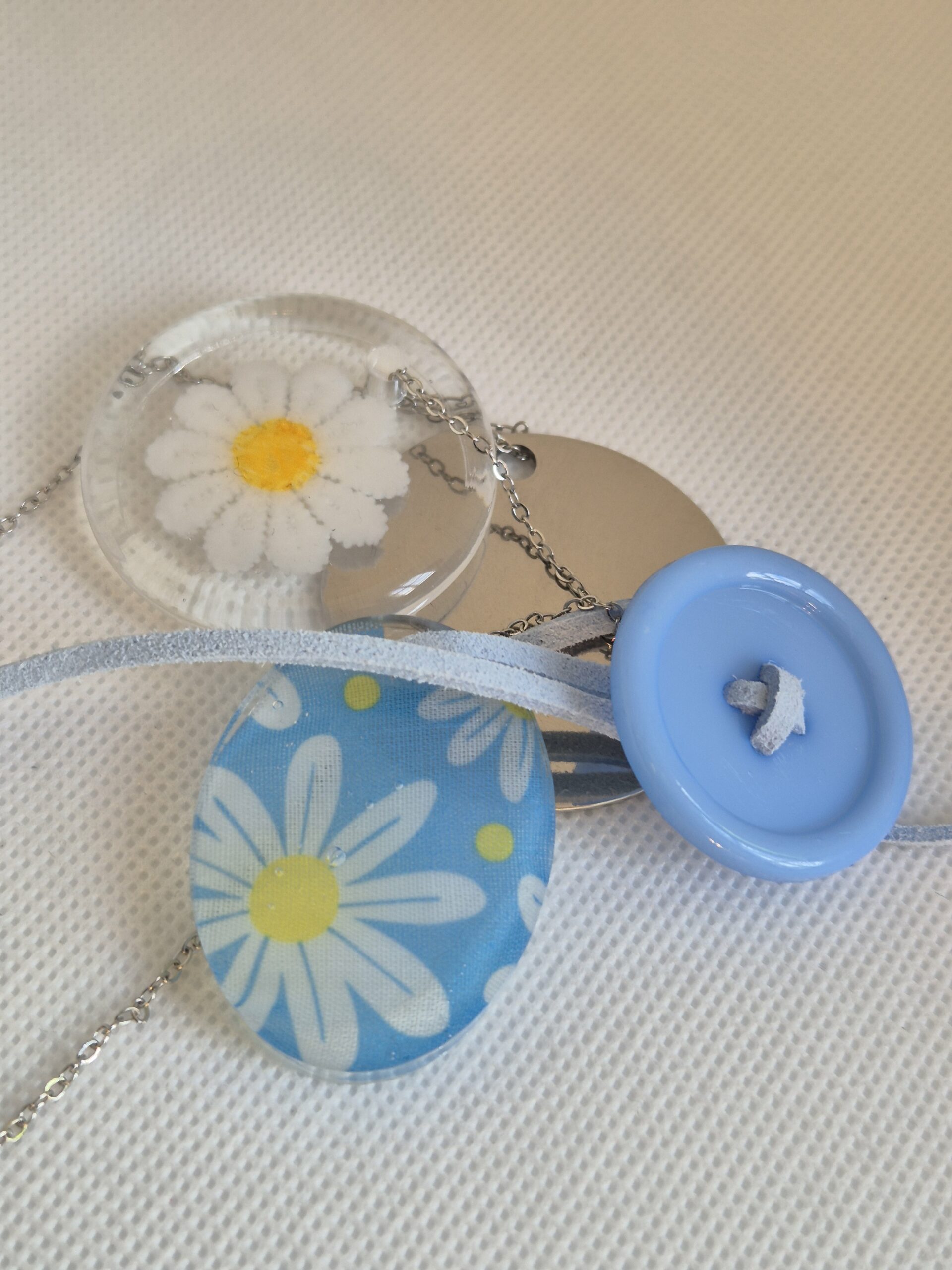 Collier Breloques fleur bleue – Image 5