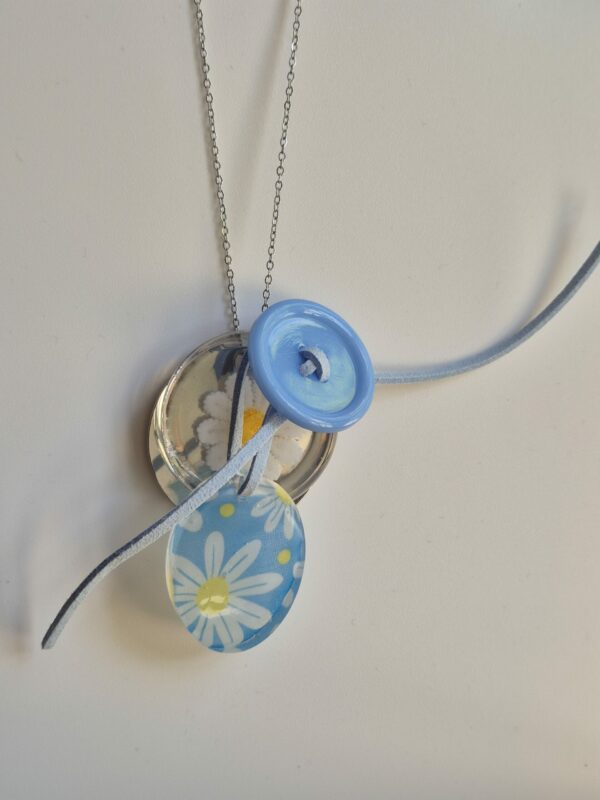 Collier Breloques fleur bleue