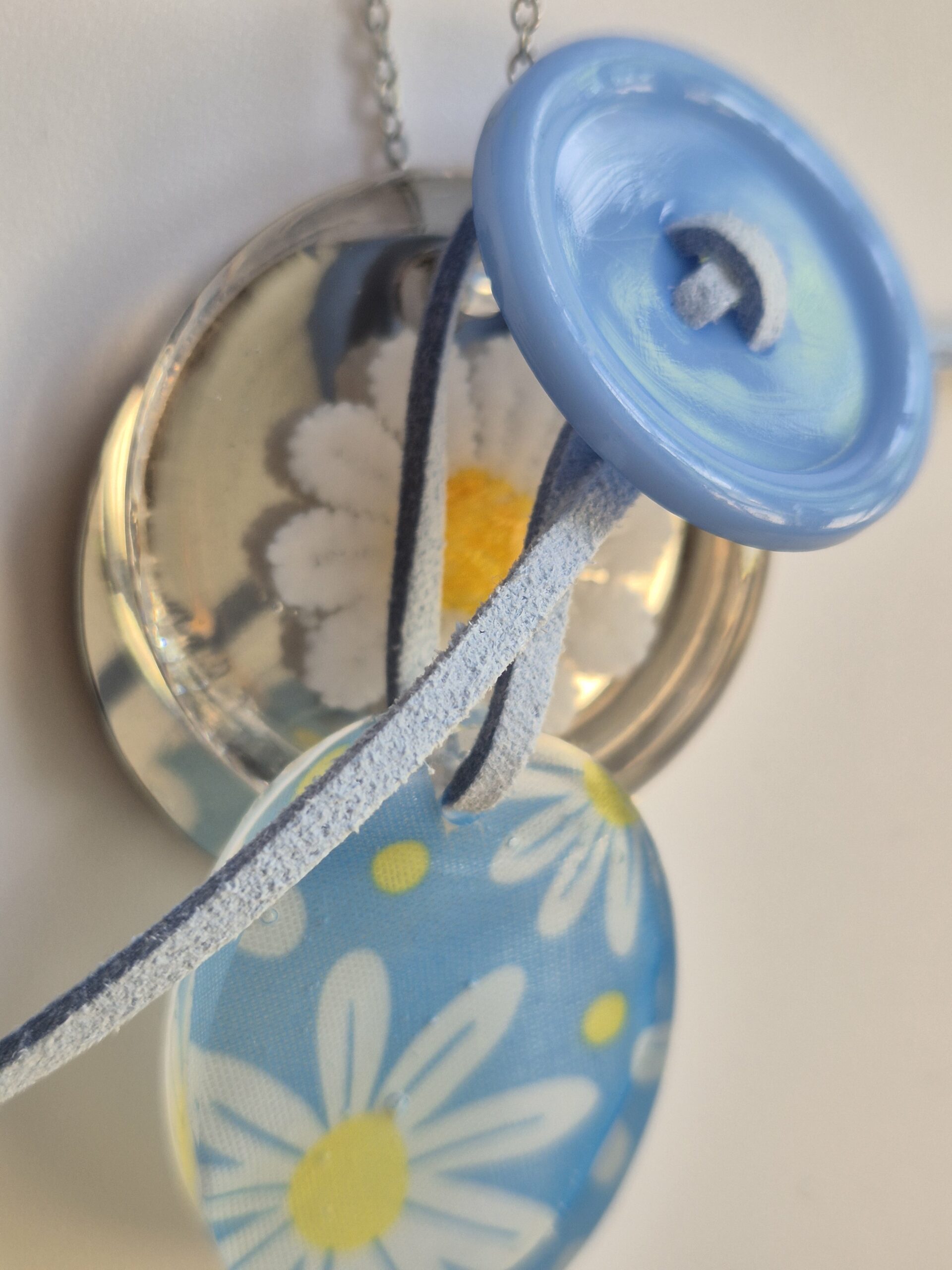 Collier Breloques fleur bleue – Image 3