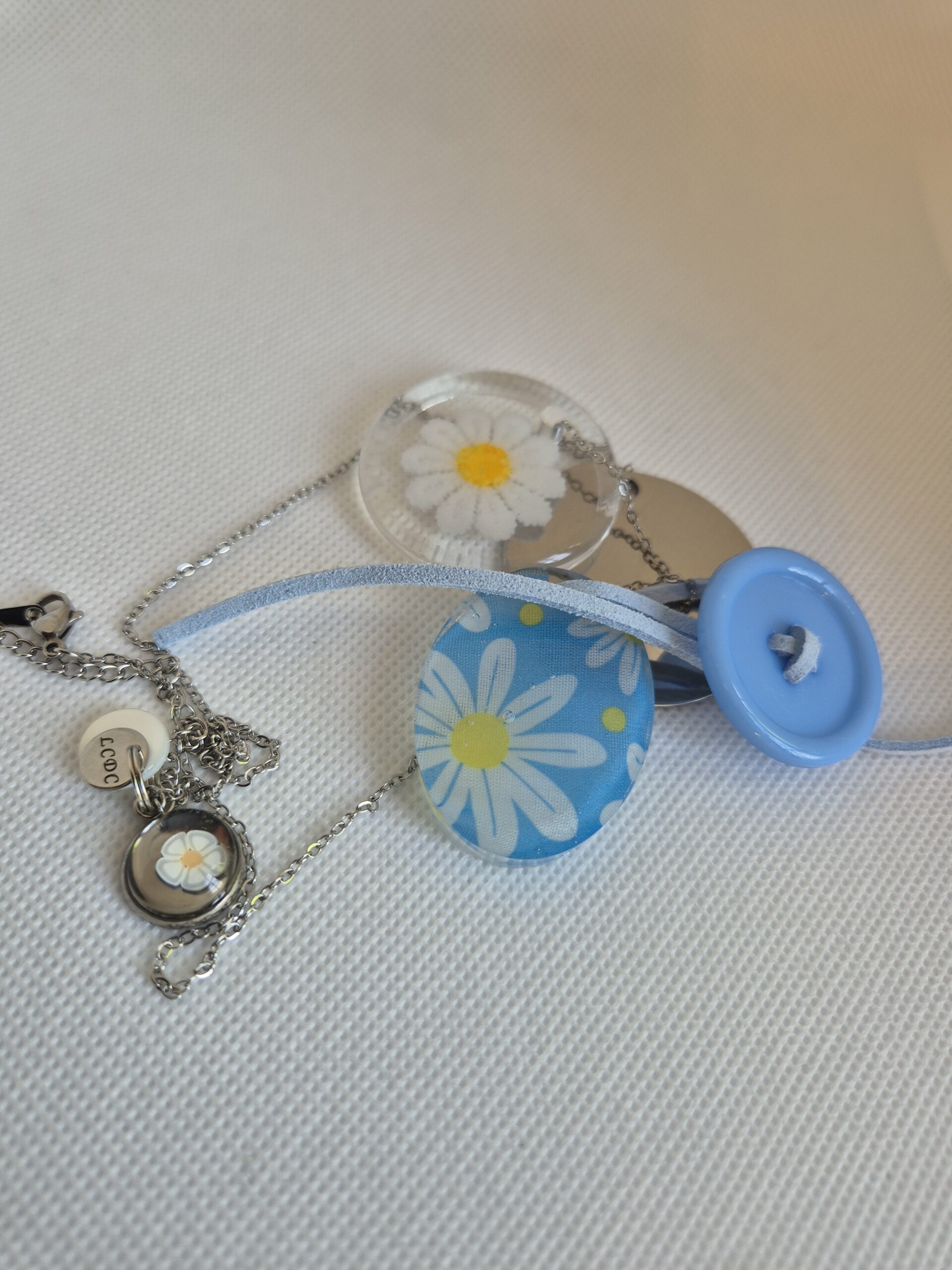 Collier Breloques fleur bleue – Image 2