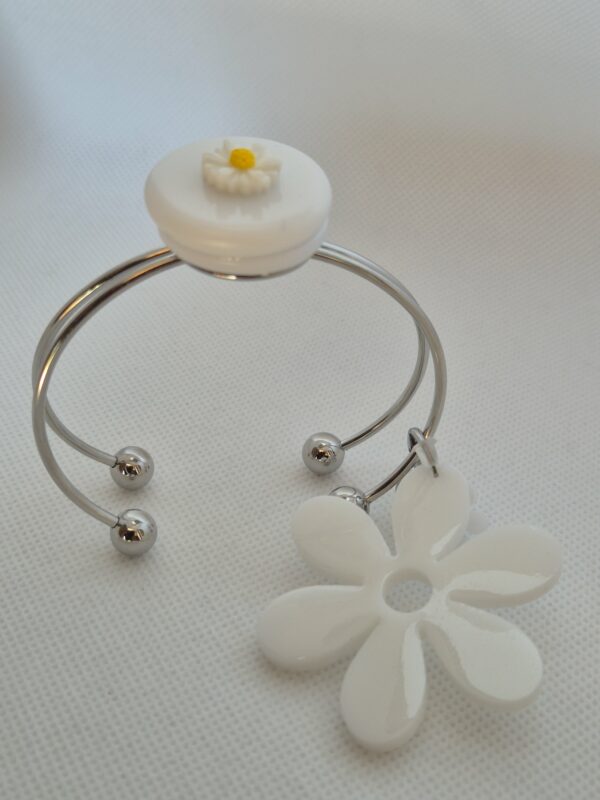 Bracelet Marguerite Breloques médaillon central blanc