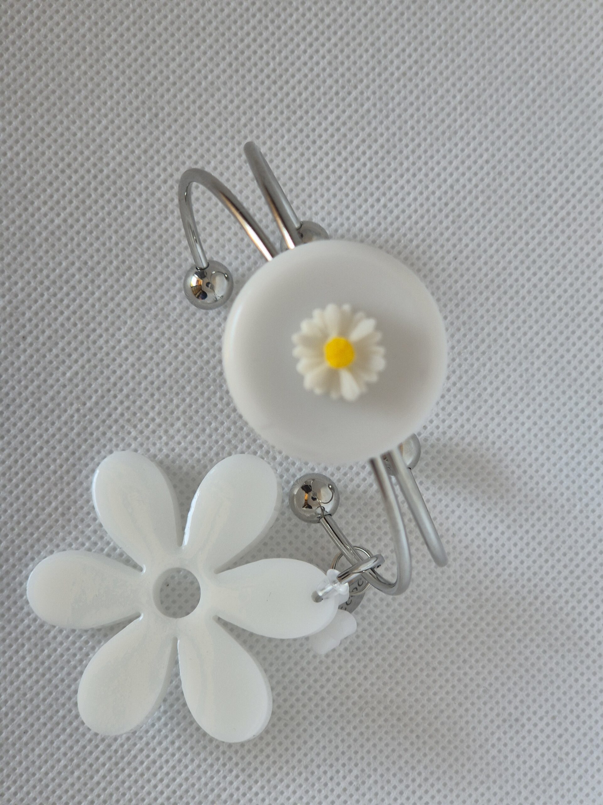 Bracelet Marguerite Breloques médaillon central blanc – Image 3