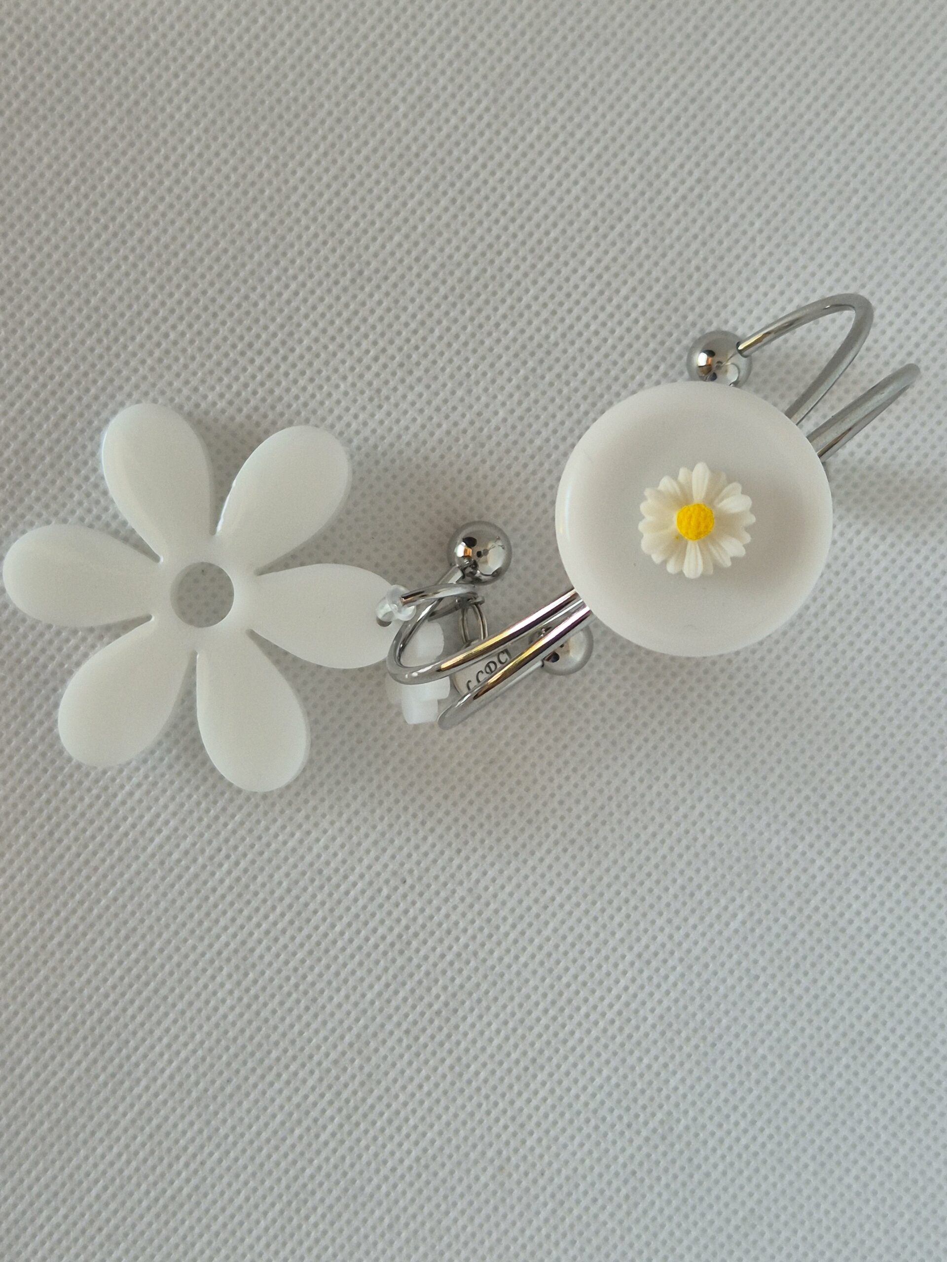Bracelet Marguerite Breloques médaillon central blanc – Image 5