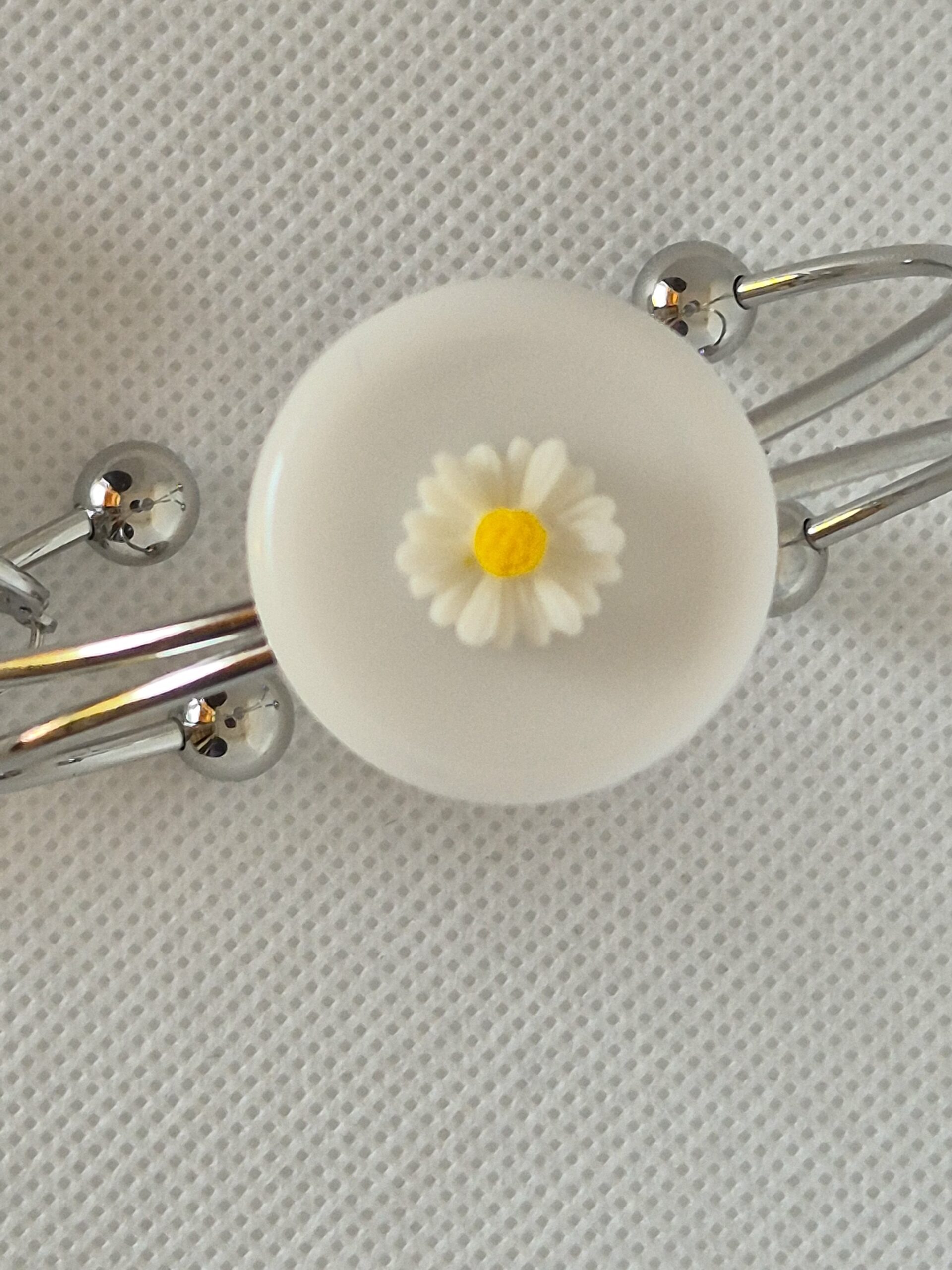 Bracelet Marguerite Breloques médaillon central blanc – Image 4