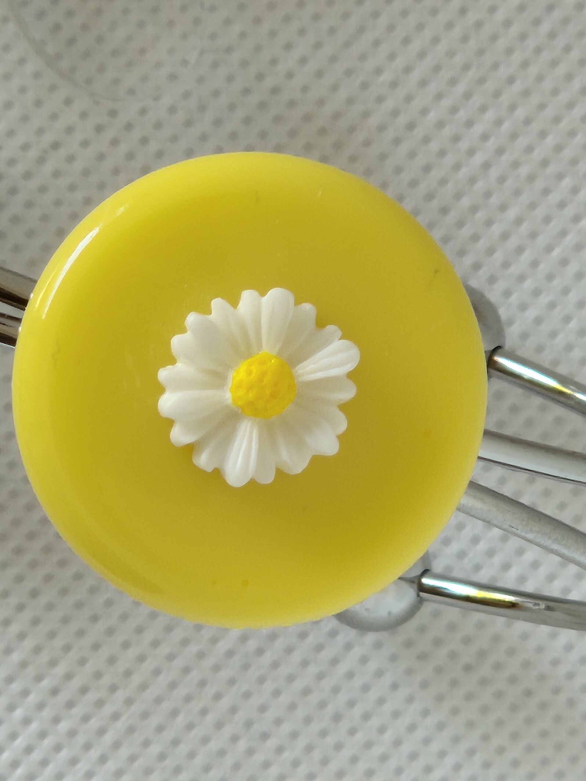 Bracelet Marguerite Breloques Médaillon Central Jaune – Image 4