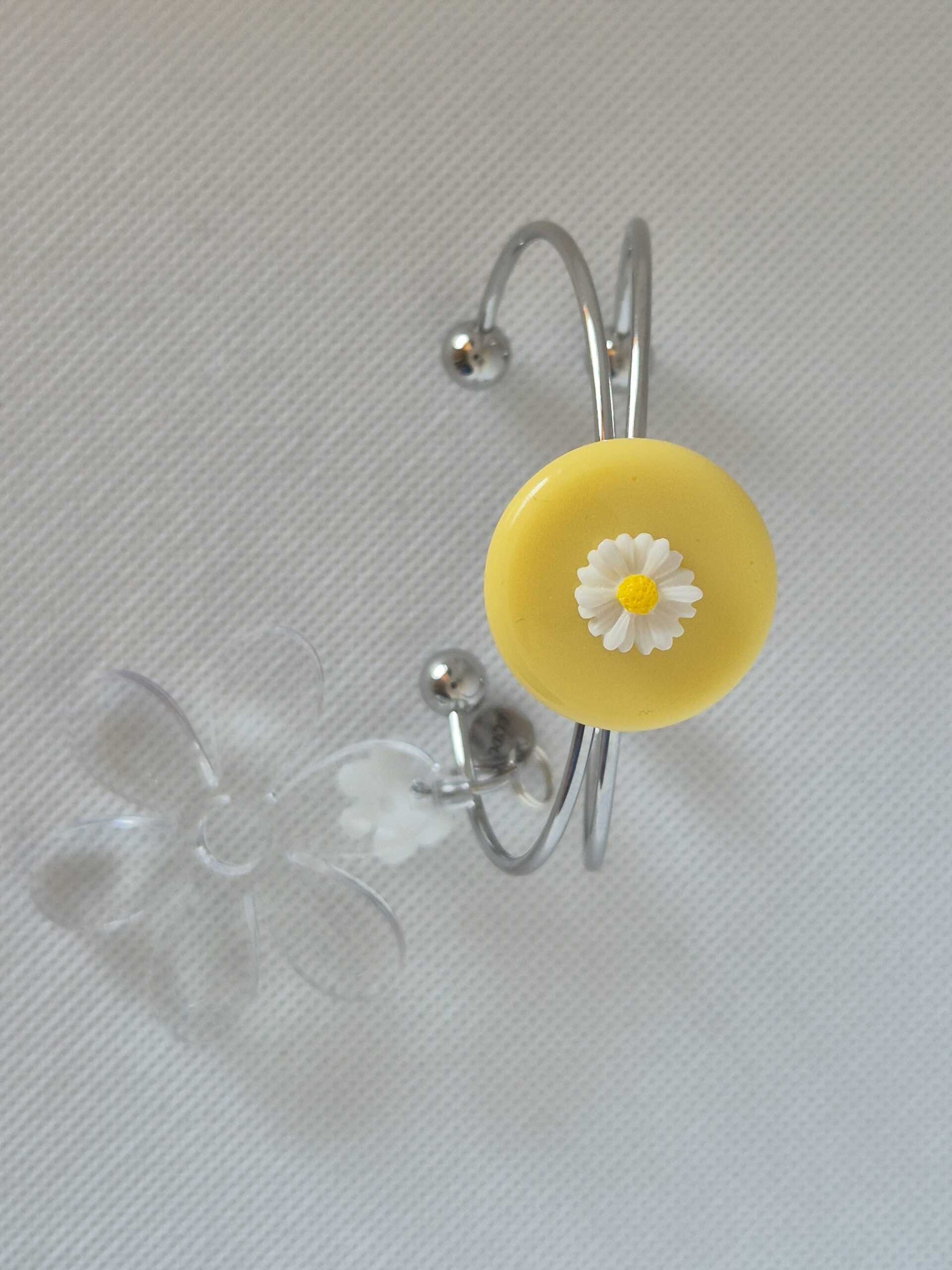 Bracelet Marguerite Breloques Médaillon Central Jaune – Image 5