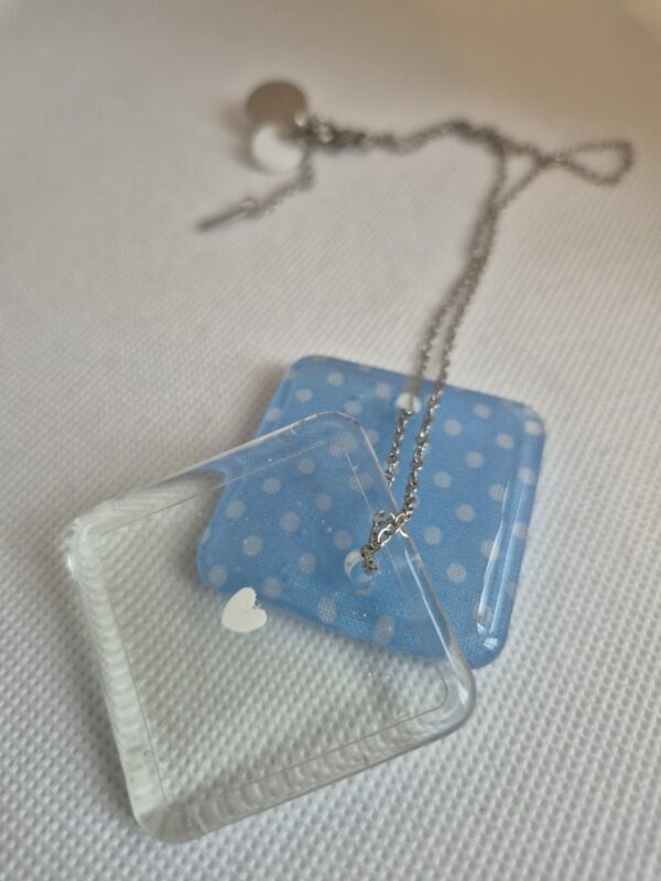 Collier Petits Carrés bleu ciel pois