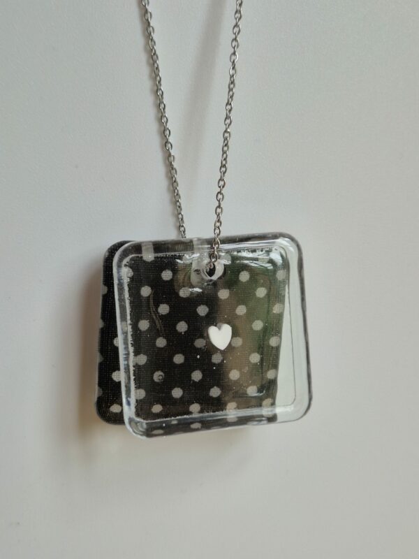 Collier Petits Carrés noir et pois blancs
